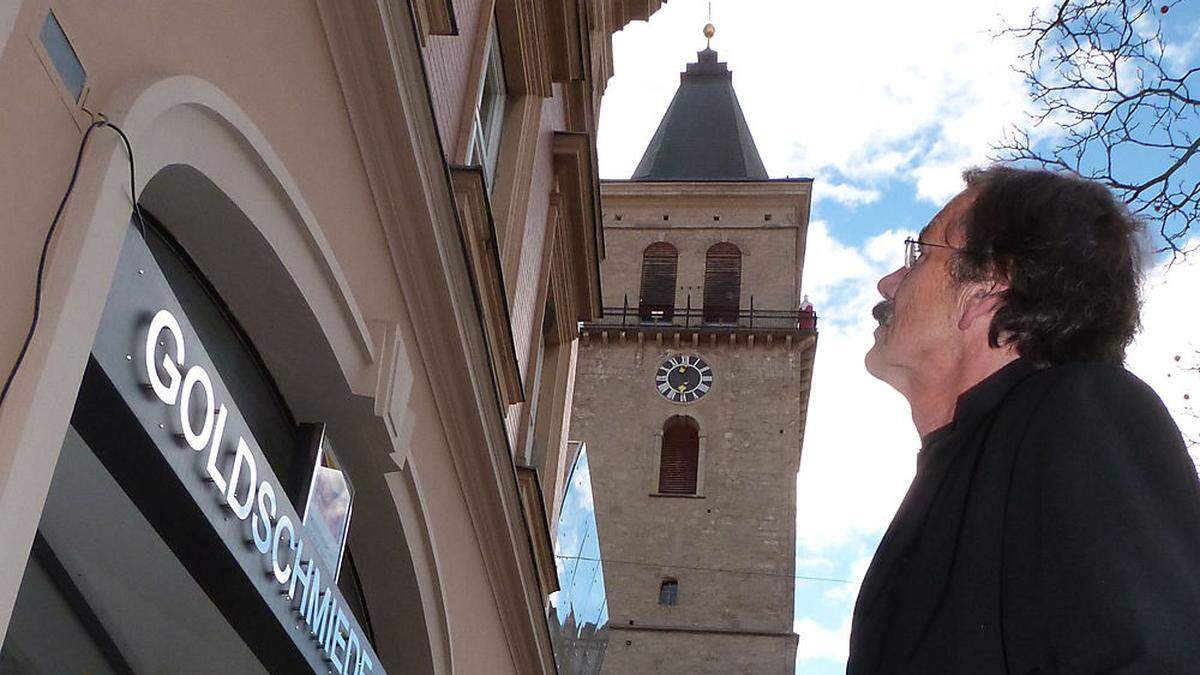 Stolz den Blick nach oben gerichtet: Der Stadtturm Judenburg soll im Mittelpunkt des Projektstartes stehen, Helmuth A. Ploschnitznigg ist von der Notwendigkeit seiner Flausen, die ein Signal setzen sollen, überzeugt