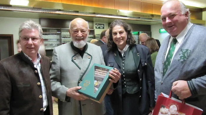 Die Besucher brachten Sepp Forcher und Elisabeth Eisner vom ORF auch Geschenke mit. So wie hier Vertreter aus Seckau