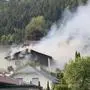 Neun Feuerwehren kämpfen gegen Vollbrand in Wernberg.
