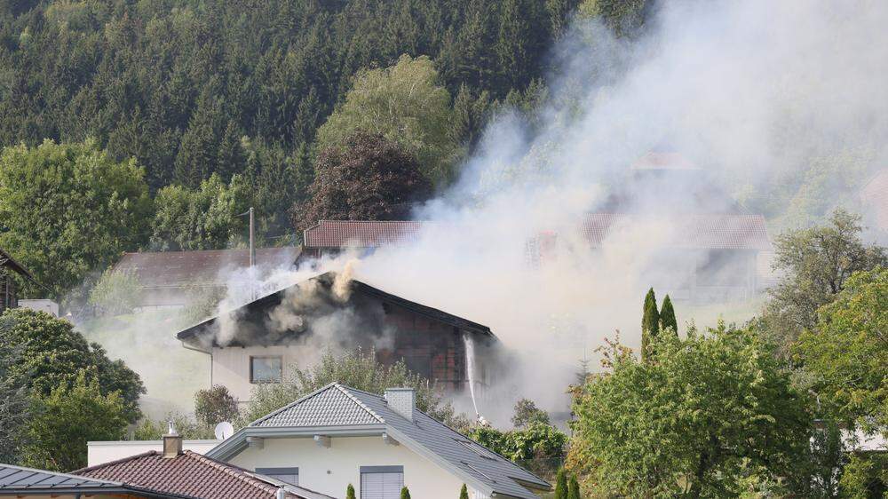 Neun Feuerwehren kämpfen gegen Vollbrand in Wernberg.