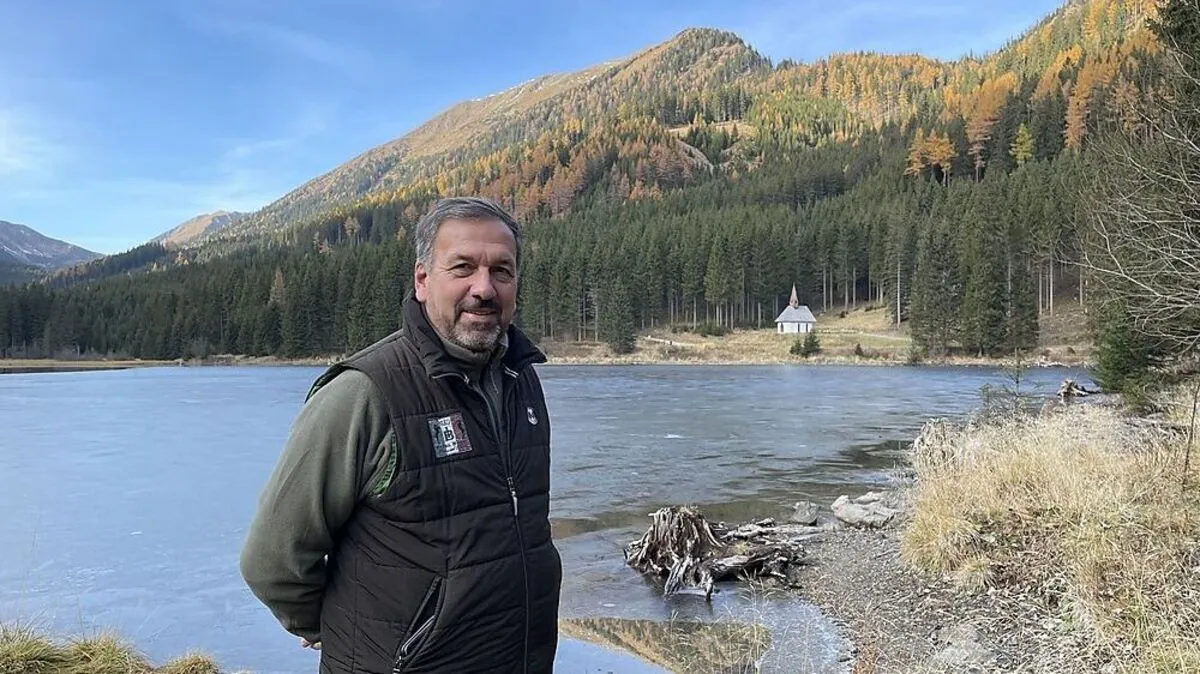 Axel Baudach vor dem neuen "Klosterwald". Er beginnt direkt hinter der Kapelle