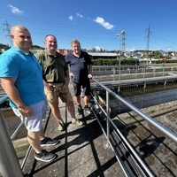 Bei der Weizer Kläranlage (von links): Robert Schaffernack (Abteilungsleiter für die Wasserversorgung in der Stadtgemeinde Weiz), Gerd Holzer (technischer Direktor der Stadtgemeinde Weiz) und Alois Strobl-Koller (Betriebsleiter der Kläranlage)