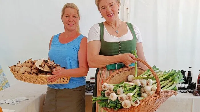 Initiatorin Margit Holzer von „Knoblauch Holzer“ und Wirtin Gisela Poppmeier