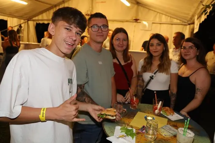 Am ersten Tag wurde mit Musik von ‚Austria 4 You‘ und am nächsten Tag nach einem Gottesdienst mit Stadtpfarrer Markus Schöck mit Musik von der Trachtenmusikkapelle Gossendorf gemütlich gefeiert