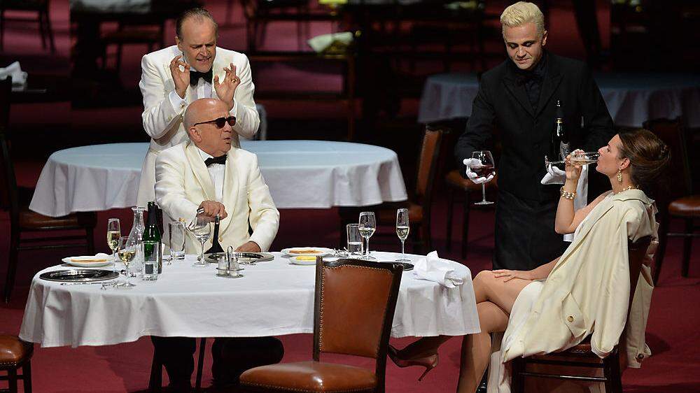 Bei den Salzburger Festspielen war Rotschopf (rechts) in Blond zu sehen – eine Perücke, wie er verrät