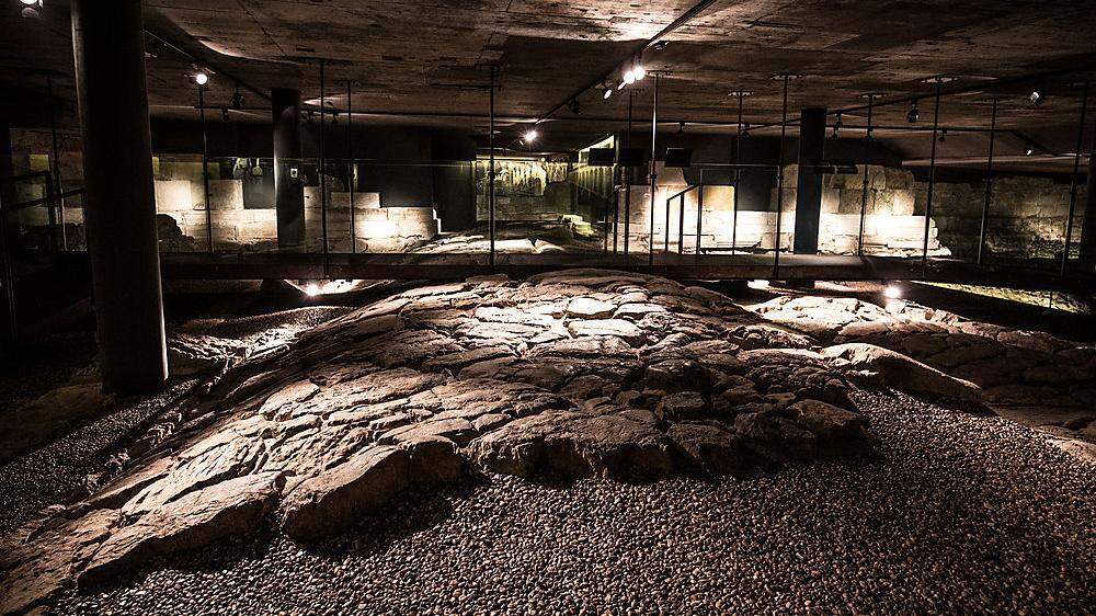 Reste der römischen Prachtstraße im Keller des Museums