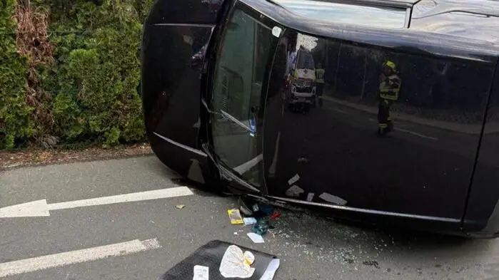 Das Fahrzeug blieb nach dem Überschlag auf der Seite liegen