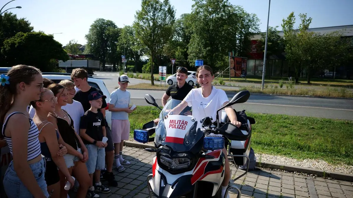 Probesitzen auf dem Motorrad der Militärpolizei: Auch das ist ein beliebtes Herantasten an den vielleicht zukünftigen Arbeitgeber