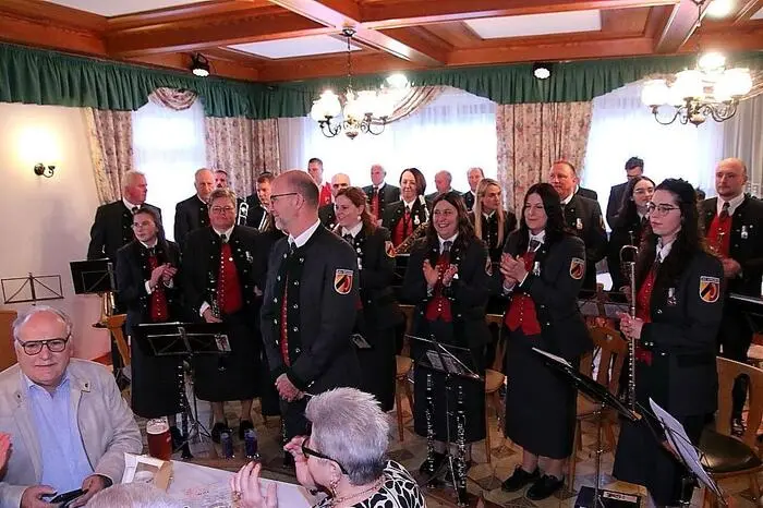 Beim Wunschkonzert in Graden wurden folgende Musikerinnen und Musiker für besondere Verdienste und langjährige Mitgliedschaft geehrt: Werner Neukam, Georg Hiebler, Marina Schlatzer, Kerstin Neukam, Willi Bernsteiner, Herbert Ofner, Hubert Riegler, Fabio Bachatz und Christina Wiedner.