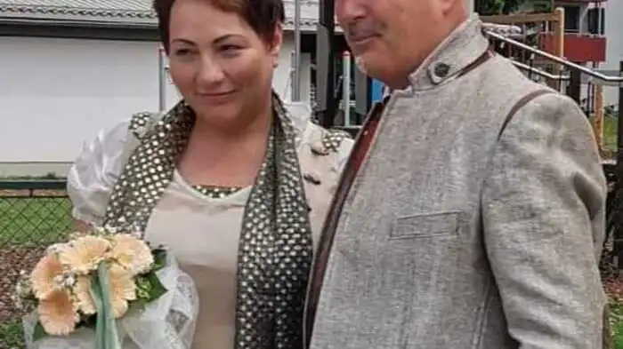 Die gebürtigen Steirer Margareta Strohmayer und Harald Lesjak waren schon in ihrer Jugend ein Paar. Dann trennten sich die Wege. 30 Jahre später trafen sich die gebürtigen Grazer zufällig wieder. Die Vertragsbedienstete brach daraufhin ihre Zelte in der Steiermark ab und zog zu Harald, der mittlerweile in Kärnten sesshaft geworden war. Am 21. Mai dieses Jahres haben die beiden dann im Beisein von 35 Personen am Standesamt in Poggersdorf geheiratet. Im Anschluss daran wurde am Rapoldihof gefeiert. Bei strahlendem Sonnenschein erhielt das Paar dort auch noch den christlichen Segen. Die Hochzeitsreise führte nach Bregenz.