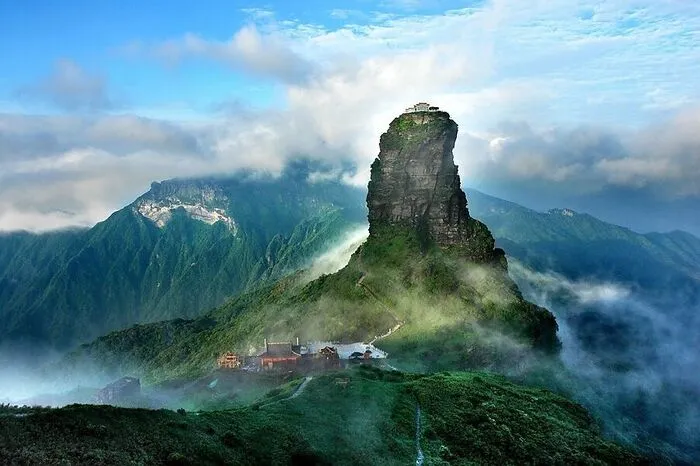 Der Berg Fanjingshan in der chinesischen Provinz Guizhou beheimatet zahlreiche endemische und gefährdete Tier- und Pflanzenarten, wie etwa die Fanjingshan-Tanne und den chinesischen Riesensalamander. In den Barberton Makhonjwa-Berge im Nordosten Südafrikas "finden sich besonders gut erhaltene Spuren von Meteoriteneinschlägen", begründete die Unesco ihre Entscheidung.