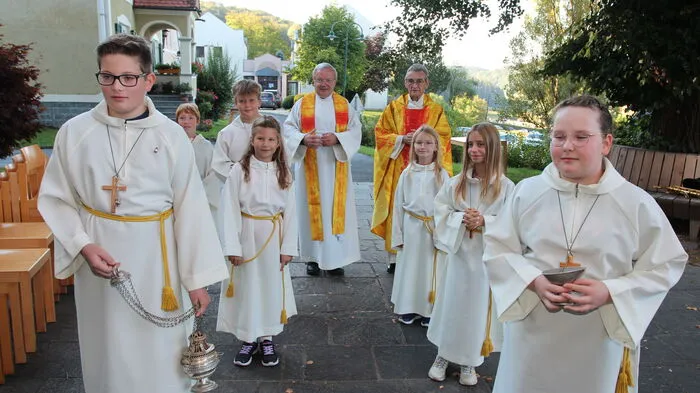 Festlicher Einzug in die Kirche von Edelsbach.