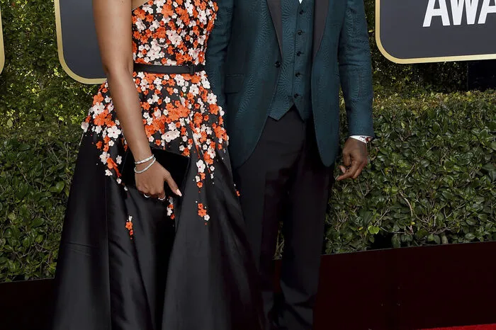 Der Mann der Stunde: Idris Elba in dunklem Petrol mit Musterung. Sehr elegant! Dass die Schuhe den gleichen Farbton haben, stört in dem Fall nicht, sondern ist durch die Rauhlederoptik eine ausgefallene Ergänzung. Mann des Abends!