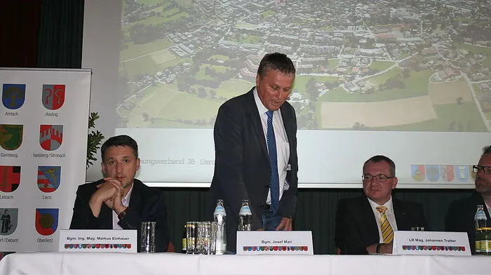 Josef Mair, der Obmann des Planungsverbandes (Mitte), erntete Lob für das Gemeindeengagement 	