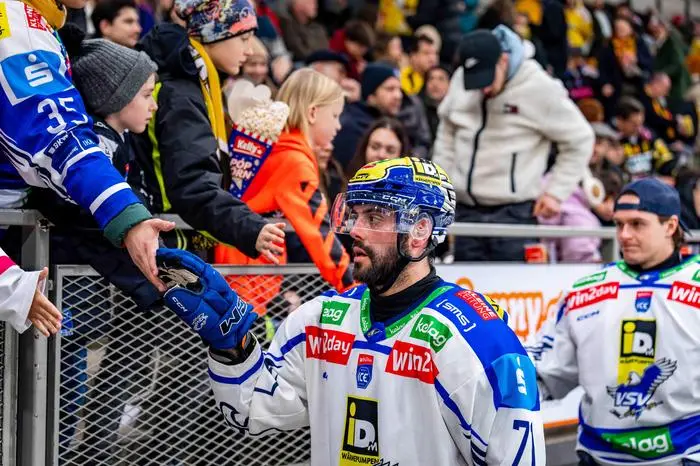 VIENNA,AUSTRIA,05.JAN.26 - ICE HOCKEY - ICE Hockey League, Vienna Capitals vs Villacher SV. Image shows Steven Strong (VSV) with fans.
Photo: GEPA pictures/ Kevin Hackner