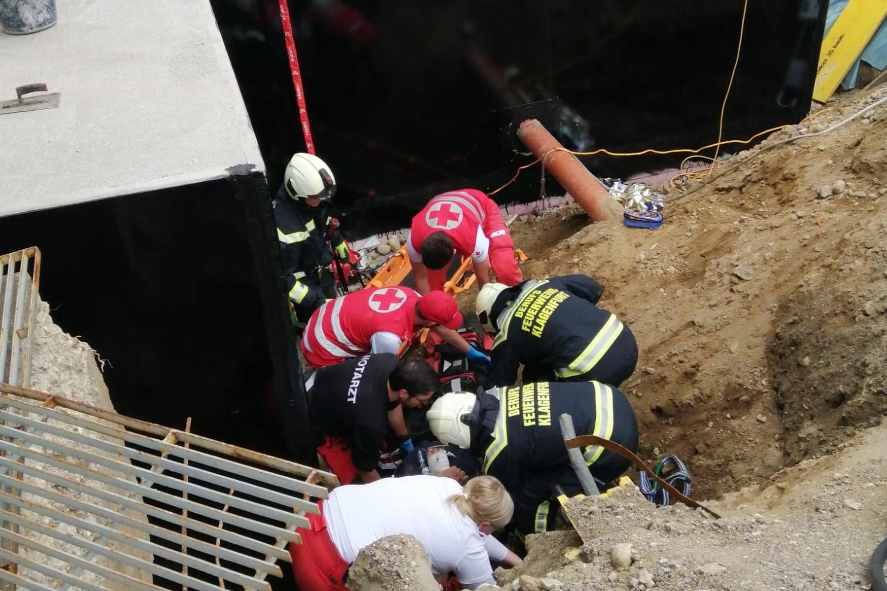 Mit Drehleiter: Arbeiter nach Sturz in Baugrube durch Feuerwehr geborgen