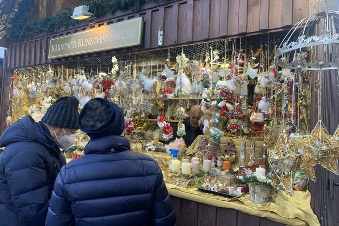 Auch der Hauptplatz-Christkindlmarkt sperrte nun auf Wunsch der Standler schon am Sonntag, dem 12. Dezember, auf.