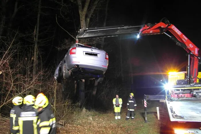 An der Unfallstelle wurde der Verletzte von Mitarbeitern des Roten Kreuzes erstversorgt.