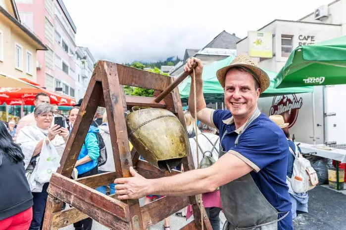 „Frigga fertig“, schreit Daniel Philippitsch und läutet die Glocke neben seinem Stand