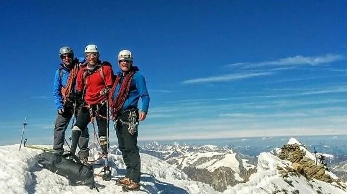 Jamie Andrew mit Begleitern auf dem Gipfel