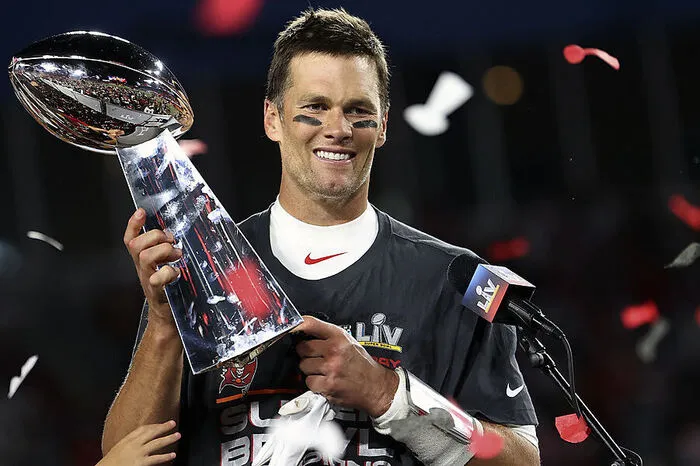 Superstar-Quarterback Tom Brady führte die Tampa Bay Buccaneers am 8. Februar zum Triumph in der 55. Super Bowl und gewann seinen siebenten Meistertitel. Das Team aus Florida setzte sich im Finale der NFL überlegen mit 31:9 gegen die Kansas City Chiefs und Spielmacher Patrick Mahomes durch.