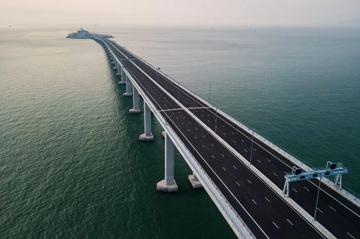 Die 55 Kilometer lange Verbindung besteht aus einer sich schlängelnden Brücke und einem 6,7 Kilometer langen Unterwassertunnel zwischen zwei künstlichen Inseln.