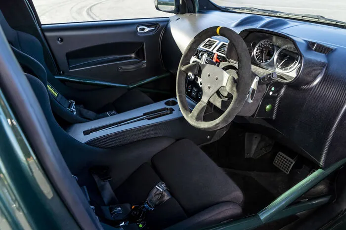 Aber der Cygnet währte mangels Nachfrage nur kurz: ziemlich genau zwei Jahre und 593 Exemplare lang. Eines davon hat Aston Martins Spezialabteilung, die den betuchten Kunden jeden Wunsch von den Augen abliest, in einen Cygnet V8 verwandelt.