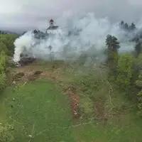 Die Filialkirche St. Katharina ragt aus dem Rauch des zum Glück nur simulierten Waldbrandes
