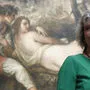 Sabine Haag vor Tizians "Nymphe und Schäfer"