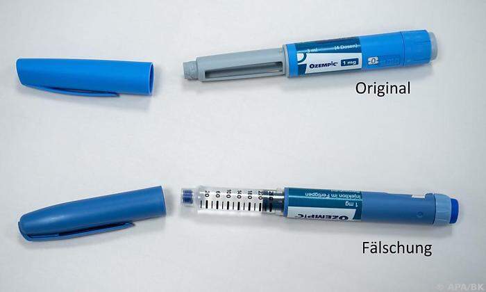 Original und Fälschung: Das Blau des gefälschten Pens ist dunkler als beim Original | Original und Fälschung: Das Blau des gefälschten Pens ist dunkler als beim Original