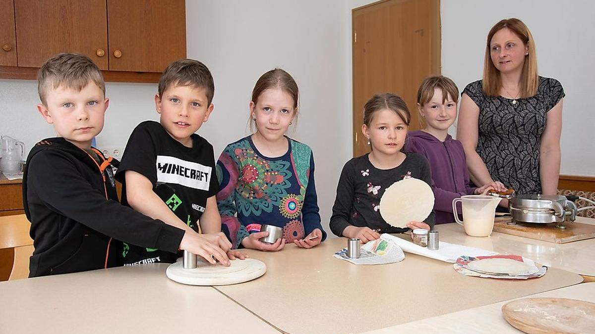 Birgit Obrist mit den Erstkommunionkindern