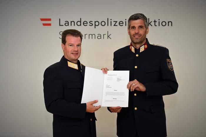 Landespolizeidirektor Gerald Ortner und Kontrollinspektor Thomas Auer der Polizeiinspektion Zeltweg