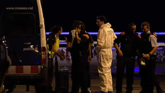 Terroralarm in Barcelona: In der spanischen Metropole ist am Donnerstag ein Kleintransporter in der Fußgängerzone La Rambla in eine Menschenmenge gefahren.