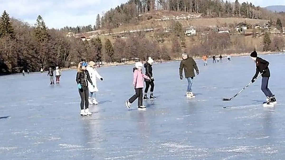 Das Wetter macht dem Längsee-eis zu schaffen. Derzeit ist Eislaufen aber möglich