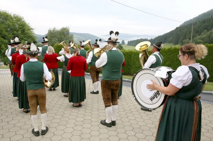 Die Kleine Zeitung schaute am Sonntag um sechs Uhr in der Früh beim Weckruf des Klangkörpers vorbei. 