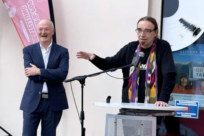 Gefeiert wurde mit vielen Freunden und Bandmitgliedern der lebendigen Austropop-Szene wie Musikproduzent Rudi Dolezal, Ewald Pfleger, Stefanie Werger, Johannes Hödl, Helmut Wagner oder Günter Grasmuck, der sein Original-Schlagzeug vom Welthit „Live is Life“ dem Museum spendete.