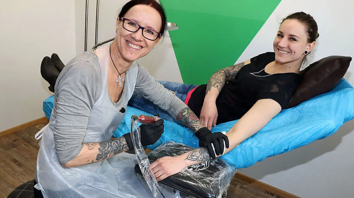 Besonders der Kundenkontakt und die kreative Herausforderung begeistern Eva Huck (links) in ihrem Job