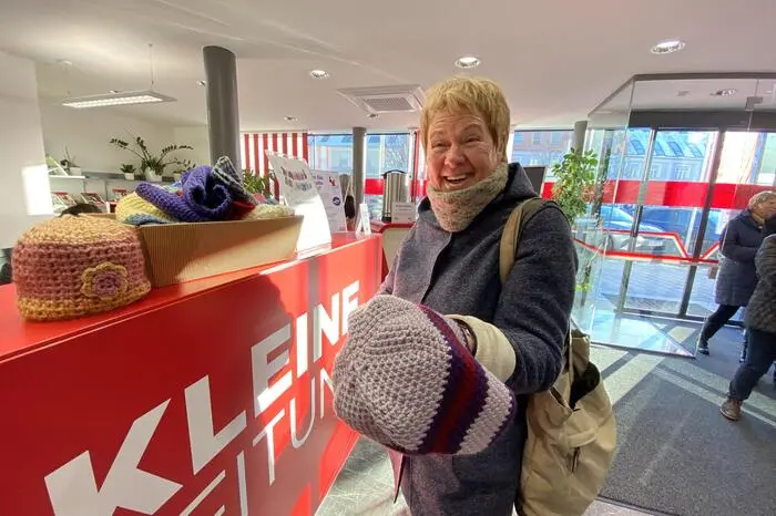 ... und selbst gestrickte Hauben, die ebenfalls für den guten Zweck zum Verkauf standen