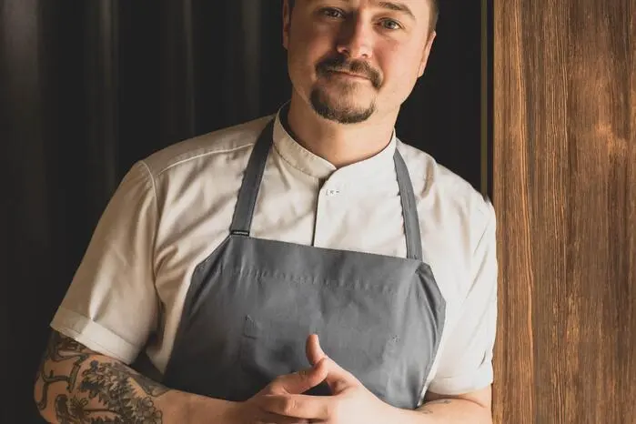 David Žefran vom Restaurant Milka in Kranjska Gora – 2-Sterne-Michelin-Koch und leidenschaftlicher Botschafter der slowenischen Gastronomie – begeistert mit seiner Hingabe zur Natur, seiner Liebe zu exzellenten Zutaten und seinem kreativen Gespür für Geschmackskompositionen. An seiner Seite: 2-Hauben-Koch Domenik Lechner vom Oscar, der mit mediterranen und asiatischen Einflüssen raffinierte Gerichte mit Wiedererkennungswert kreiert. Gemeinsam garantieren sie ein kulinarisches Erlebnis der Extraklasse.

8.9.2025, 18.30 Uhr.
Preis: 165 € / Person inkl. 6-Gänge-Menü, Gedeck, Aperitif, Mineralwasser und Kaffee.
Location: Restaurant Oscar 17, St. Veiter Ring 43, 9020 Klagenfurt am Wörthersee.
Reservierung: oscar@a1business.at oder 0463 / 50 23 00.
Maximale Teilnehmerzahl: 40 Personen.