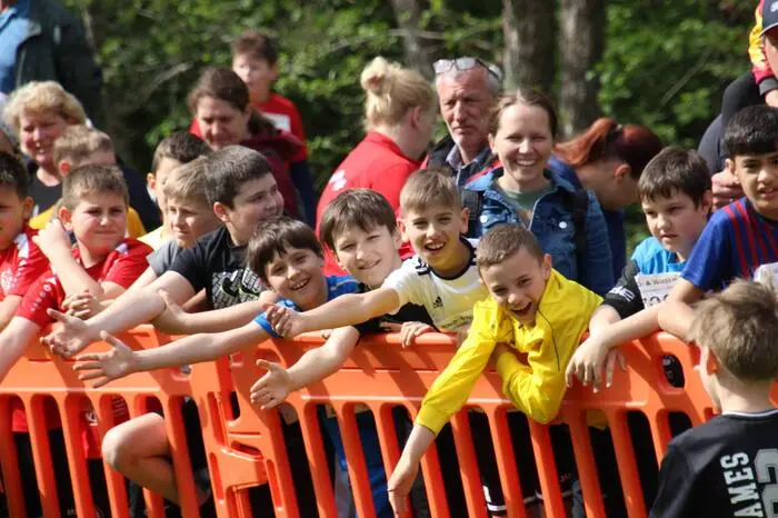 Viele Zuseher feuerten die sportlichen Kinder an 