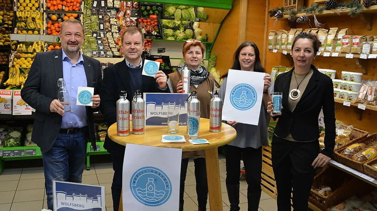 Projektvorstellung im Altstadtmarkt: HTL-Direktor Jürgen Jantschgi, Stadtrat Christian Stückler, Marktleiterin Ulrike Zippusch, Stadtmarketing-Leiterin Eva Schatz und Gemeinderätin Susanne Dohr (von links)