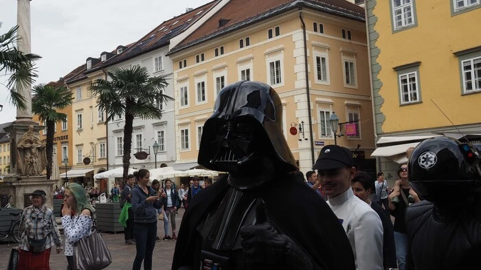Von Schaulustigen umringt spazierte der Darth Vader am Klagenfurter Star Wars Day Samstag zu Mittag in der Fußgängerzone  von den City Arkaden zum Neuen Platz. Weltweit gilt ja eigentlich der 4. Mai als Star Wars Day.