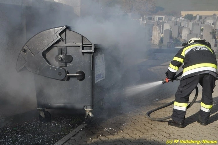 Durch das rasche Eingreifen mit dem Löschgut Schaum konnte ein Übergreifen auf andere Container und gegenüberliegende Thujen verhindert werden.