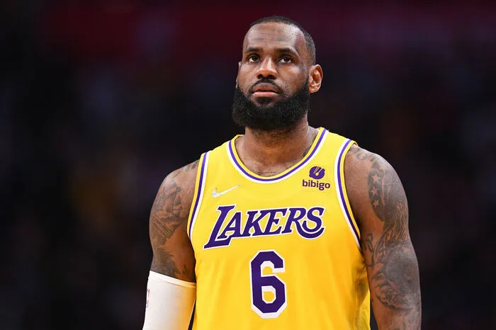 Der 37-jährige US-Basketballstar soll 121,2 Millionen Dollar verdient haben: 41,2 Millionen als Gage der Lakers, 80 Millionen abseits des Feldes.