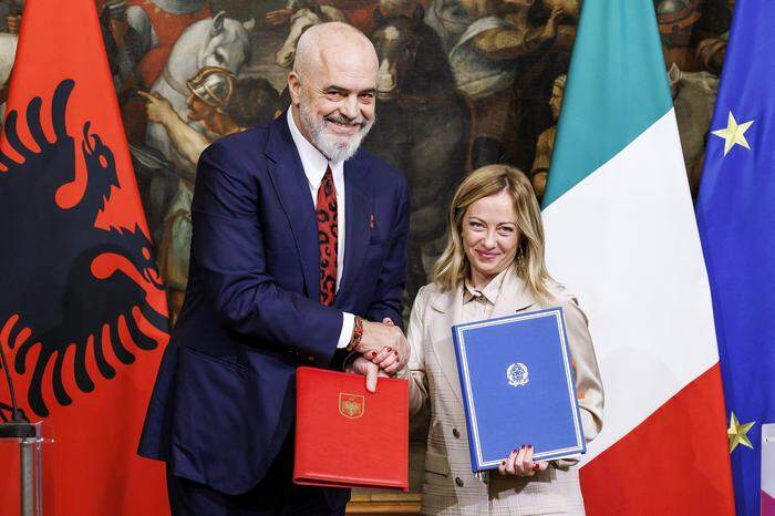 Italiens Premierministerin Giorgia Meloni (re.) und Albaniens Premierminister Edi Rama nach der Unterzeichnung der Absichtserklärung über Zentren zur Verwaltung von Migranten bei einem Treffen in Rom.