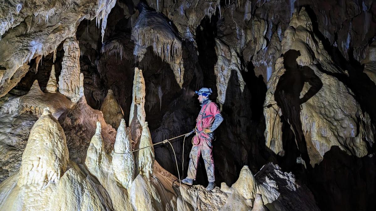 Seit 2010 forscht der Wiener Geologe Lukas Plan im „Fledermausschacht“ auf der Tonion (hier im Bild sein tschechischer Kollege Otakar Krásný)