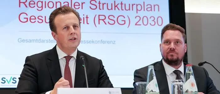 Gesundheitslandesrat Karlheinz Kornhäusl mit ÖGK-Beatrice Erker und FPÖ-Klubobmann Marco Triller bei der Vorstellung des RSG 2030