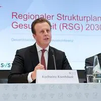 Gesundheitslandesrat Karlheinz Kornhäusl mit ÖGK-Beatrice Erker und FPÖ-Klubobmann Marco Triller bei der Vorstellung des RSG 2030
