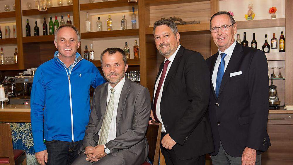 Bürgermeister Fritz Sperl (2. von links) mit Invester Karl Schmidhofer, Bertram Mayer und Hartmut Geese (von links)