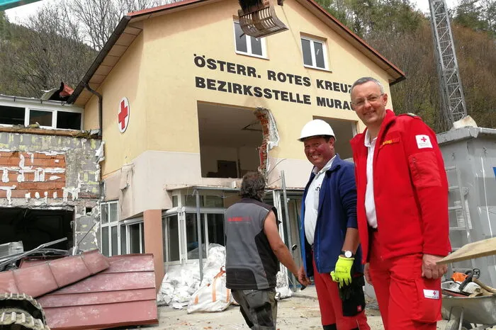 Polier Johann Taferner und Bezirksrettungskommandant Hubert Bacher bei der Baustelle.
